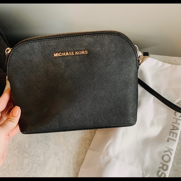 Michael Kors Handbags - Michael Kors Large Leather Dome Crossbody Bag